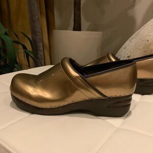 Comity metallic cloggs